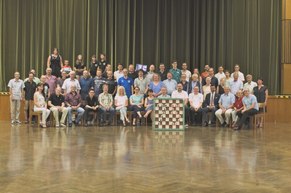 Foto der Vereinsmitglieder und Angehörige zur 75 Jahr Feier.